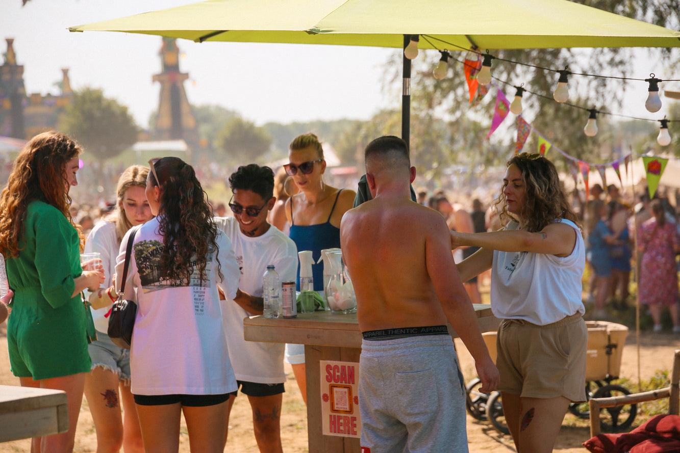 Festival-Plaktattoo-Bar-Bezoekers-Plakken