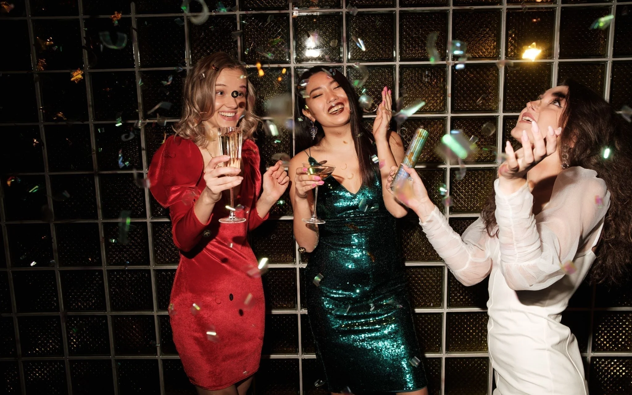 Blije-vrouwen-op-bedrijfsfeest