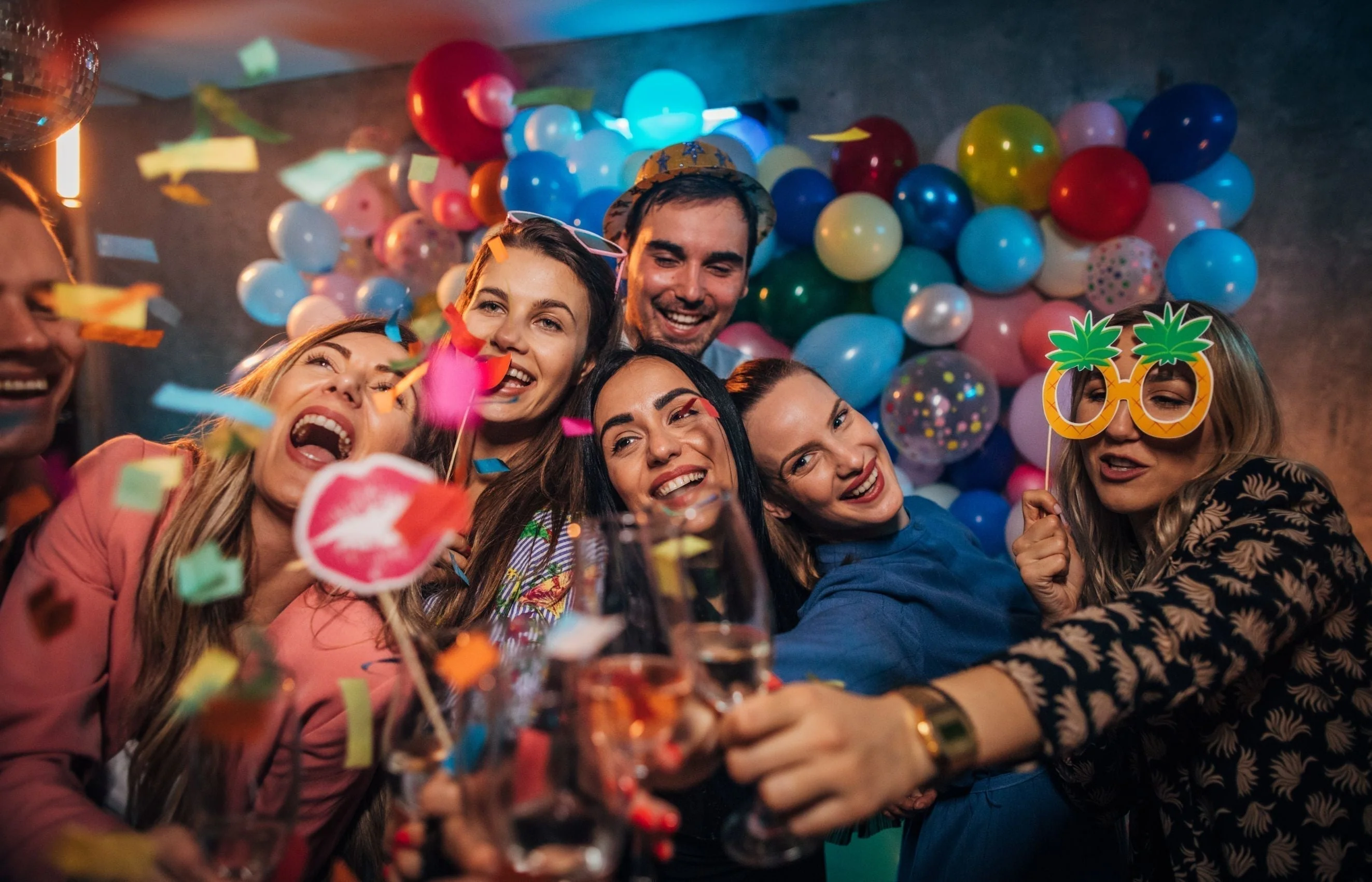 Jonge-mensen-hebben-lol-op-bedrijfsfeest