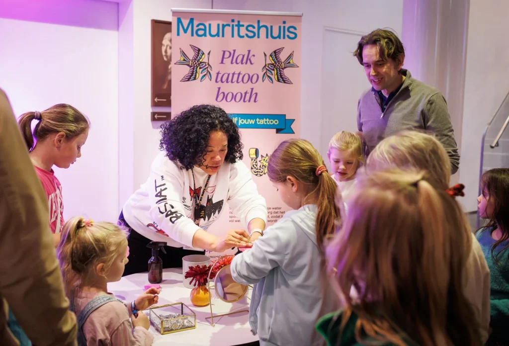Plaktattoos-plakken-bij-museumnacht-kids