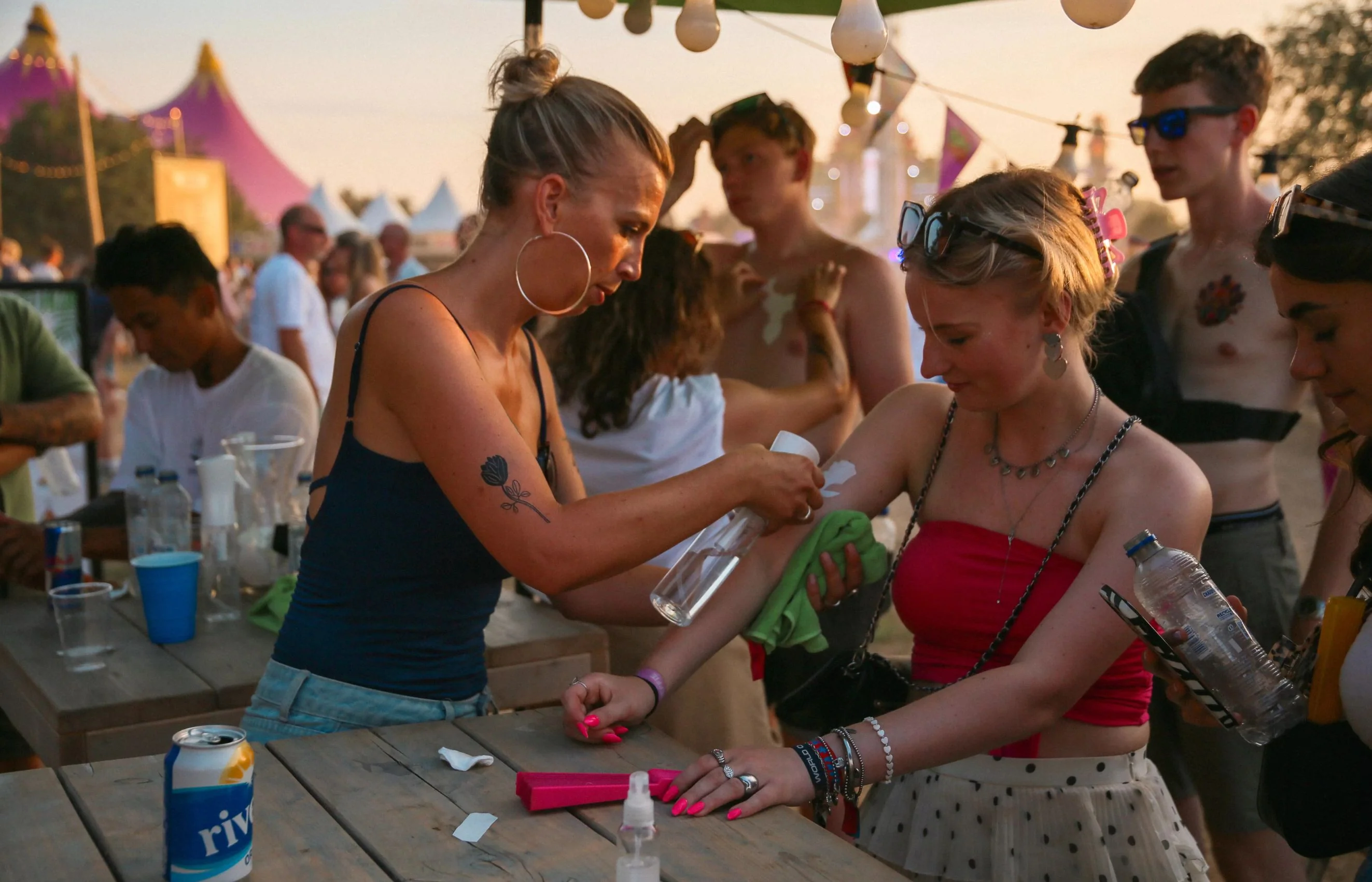 Robin-plakt-bij-bezoeker-Dreamfields-neptattoo