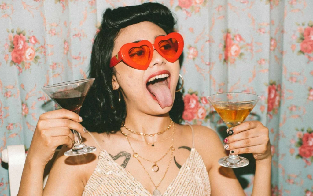 Vrouw-met-drankjes-in-handen