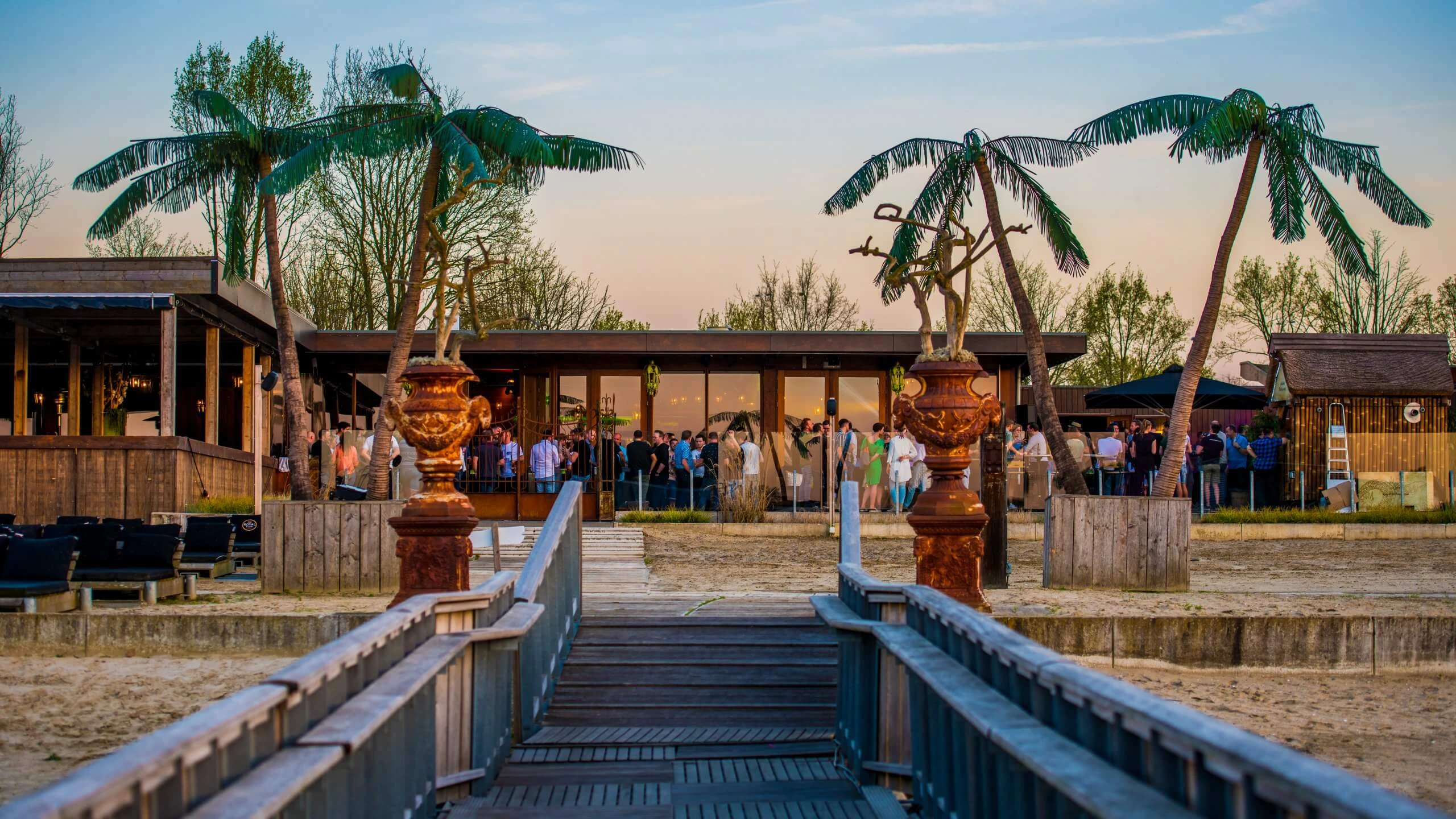 bruiloft-locatie-beachclub-sunrise