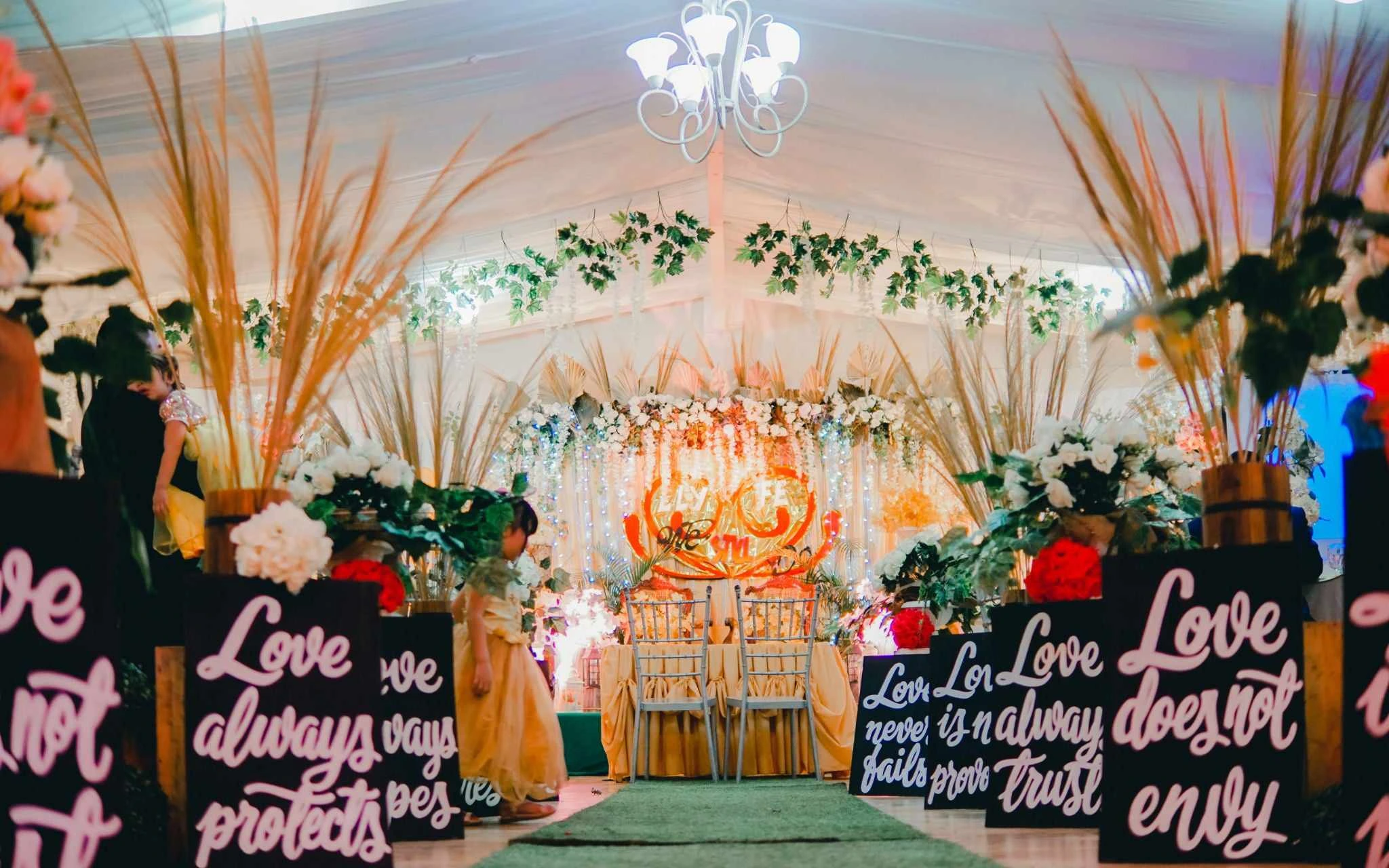 festival-bruiloft-met-mooie-aankleding