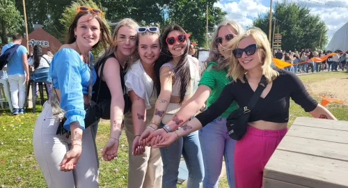 Blije-bezoekers-met-neptattoo