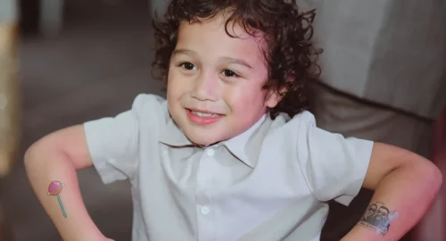 Kind-met-plaktattoos-op-bruiloft