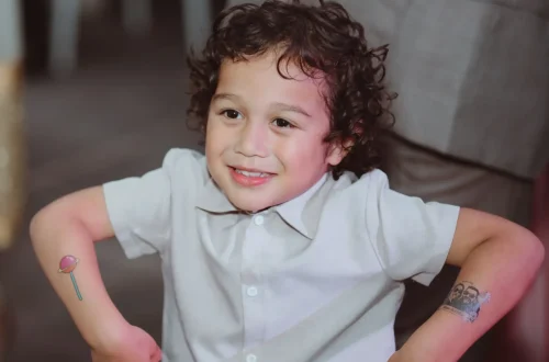 Kind-met-plaktattoos-op-bruiloft