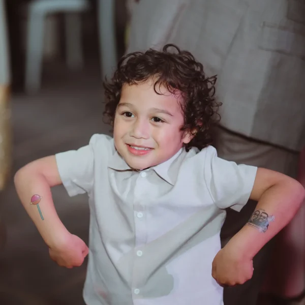Kind-met-plaktattoos-op-bruiloft