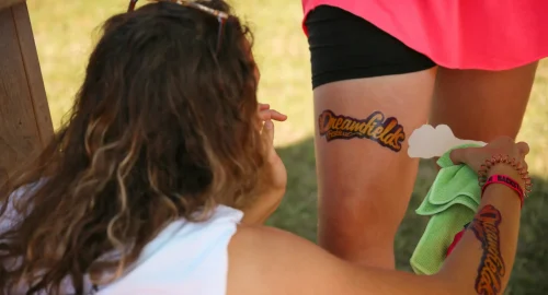 Lisanne-plakt-tattoo-op-festival