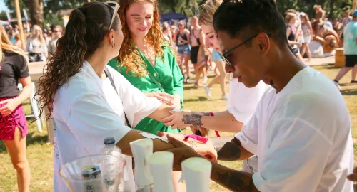 Nathan-en-Manon-plakken-tattoos