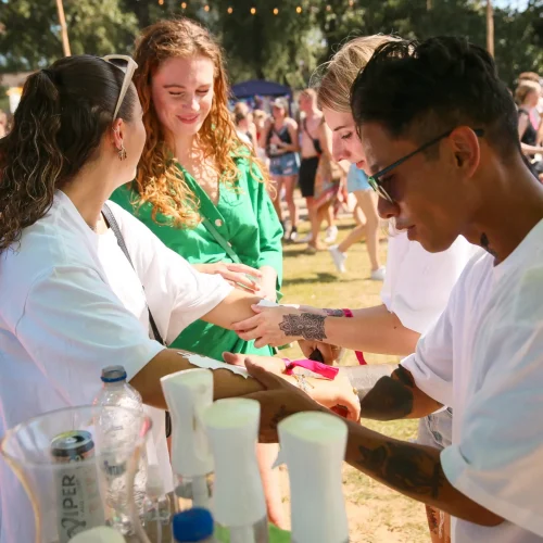 Nathan-en-Manon-plakken-tattoos