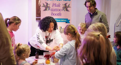 Plaktattoos-plakken-bij-museumnacht-kids