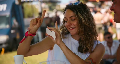 Lisanne-lacht-op-festival-met-neptattoos