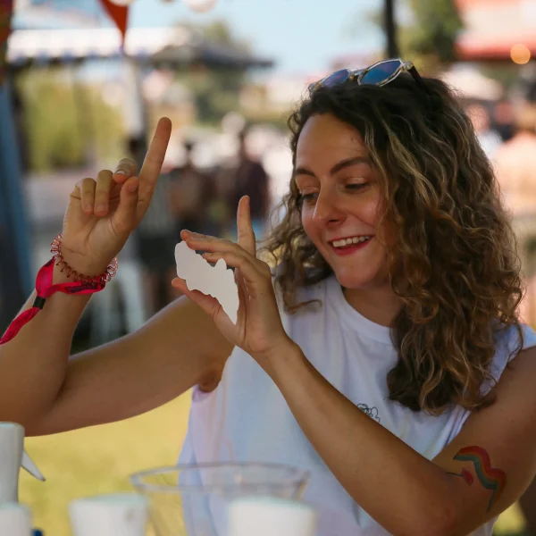 Lisanne-lacht-op-festival-met-neptattoos